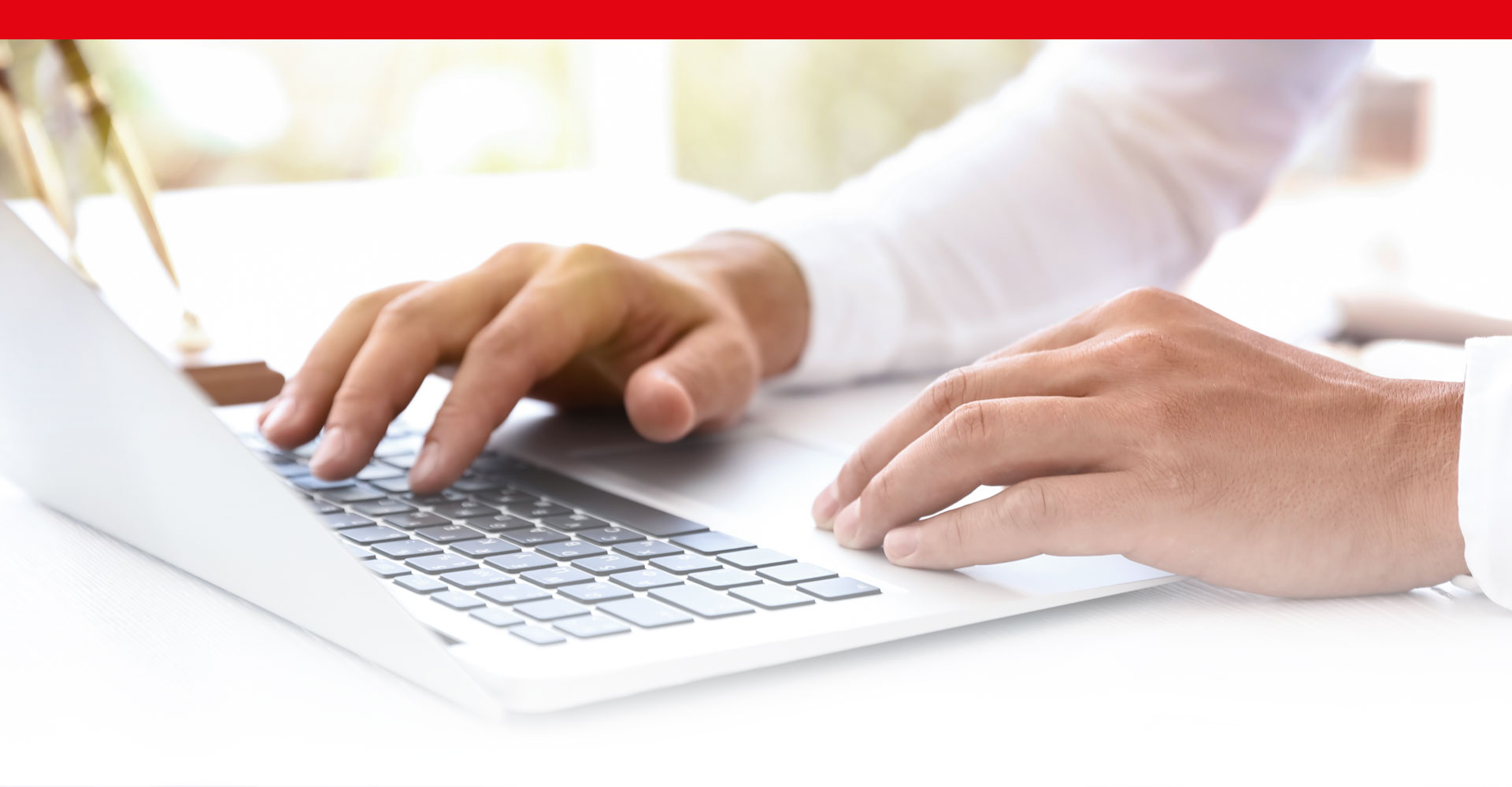 Header Pfleghar Medien, Männerhände am Notebook