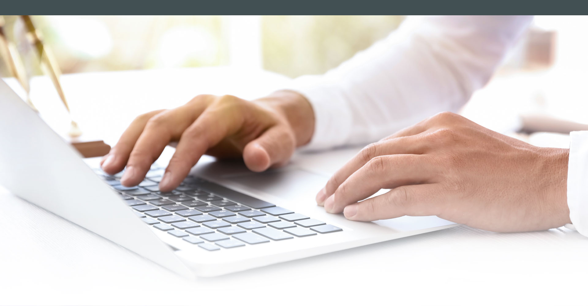 Header, Männerhände an Notebook-Tastatur